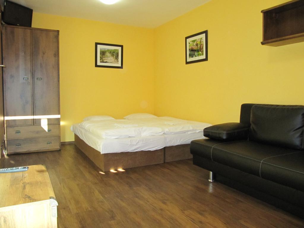 Penzion Vinarsky Dvorek Velke Nemcice Zimmer foto